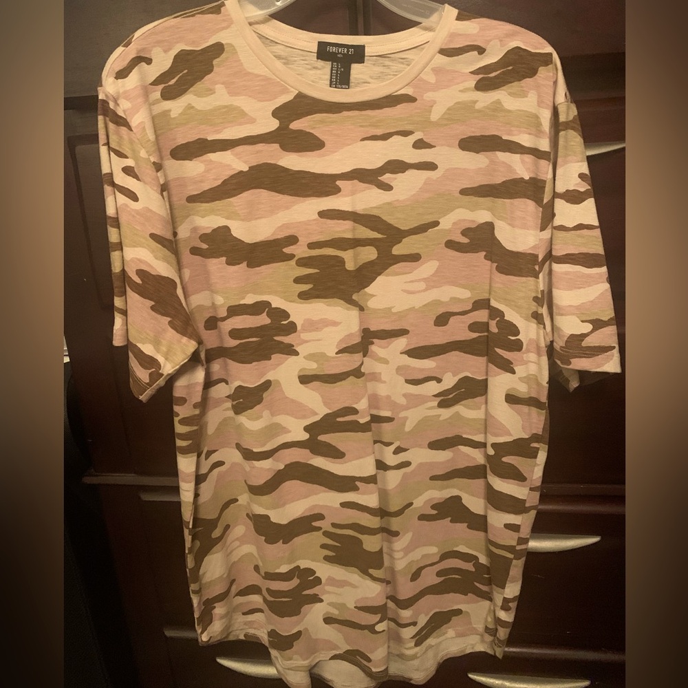 CURVED CAMO FLEECE TEE